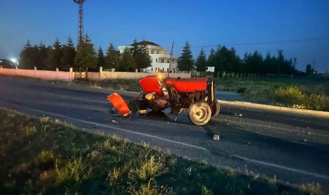 Otomobilin çarptığı traktör 3 parçaya bölündü, 2 kişi yaralandı