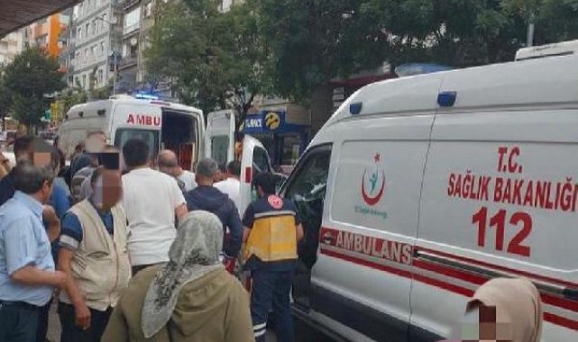Otomobilin kaldırımda çarptığı 3 kişi yaralandı; kaza anı kamerada