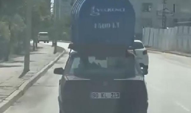 Otomobilin tavanında su tankı taşıdı