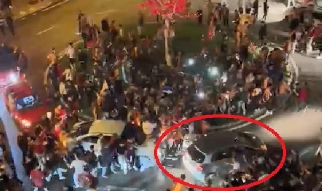 Otomobiliyle şampiyonluk kutlaması yapan taraftarların arasına dalan sürücü serbest