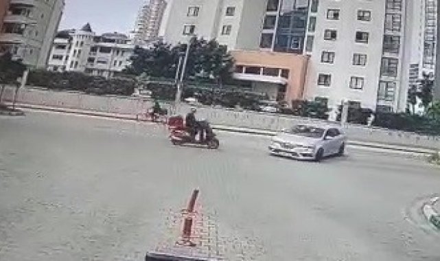 Otomobille çarpışan motosiklet sürücüsü böyle ölümden döndü
