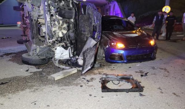 Otomobille işçi servisi çarpıştı: 3 yaralı