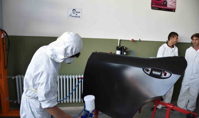 Otomotiv sektörünün ihtiyaç duyduğu kaporta ve boyacılar Denizli'de yetişiyor