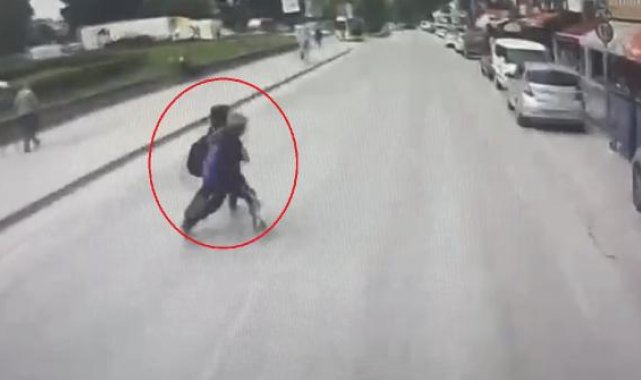 Özel halk otobüsünün çarptığı 2 öğrenci yaralandı
