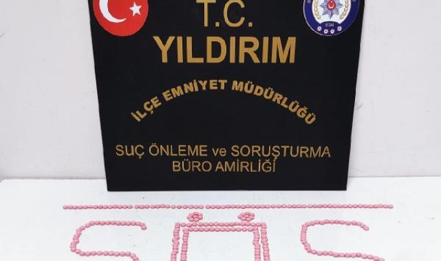 Park halindeki otomobilde 400 uyuşturucu hap bulundu; 3 gözaltı
