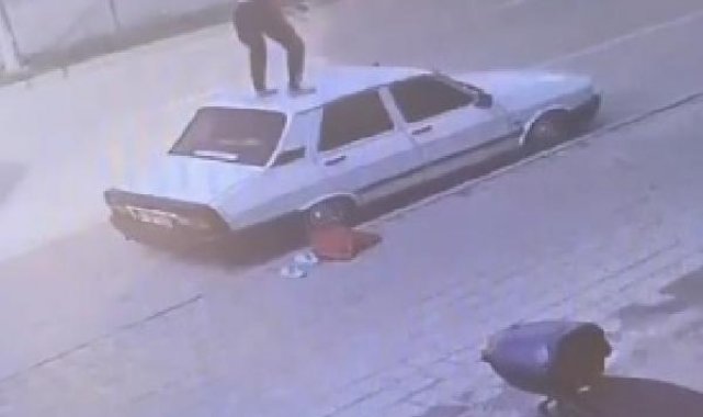 Park halindeki otomobilin tavanına çıkıp dans etti