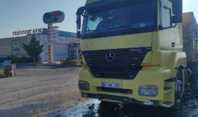 Park halindeki TIR'a çarpan hafif ticari aracın sürücüsü öldü