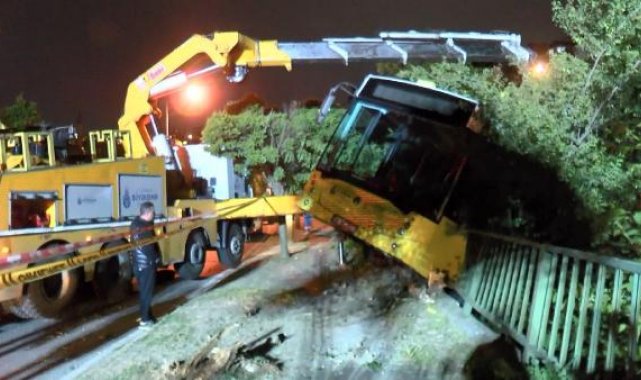 Park halindeyken kayan İETT otobüsü, evin bahçesine uçtu