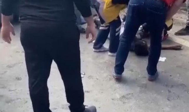 Pendik'te hafriyat kamyonu devrildi; Toprak alt yoldan geçen otomobilin üzerine döküldü