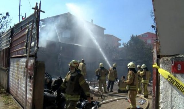 Pendik'te hurda deposu alev alev yandı
