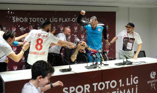 Pendikspor takımından basın toplantısında sulu kutlama