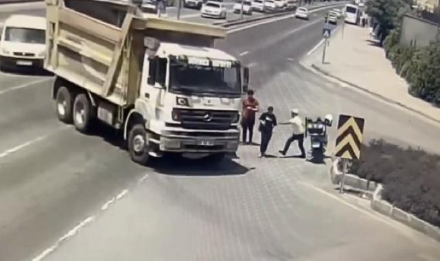 Polis, öğrenciyi kamyonun altında kalmaktan son anda kurtardı; o anlar kamerada