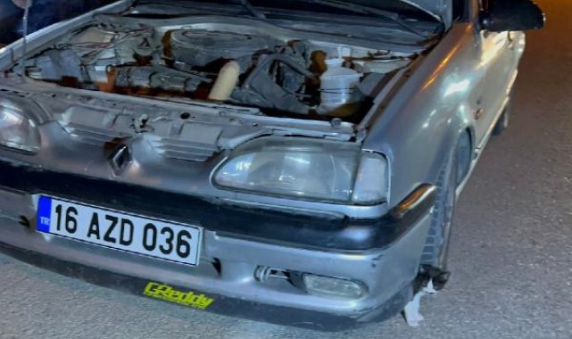 Polis uygulamasında durdurulan otomobilin motoruna giren kedi kurtarıldı