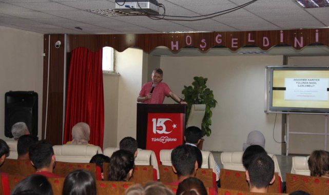 Prof. Dr. Karavelioğlu, lise öğrencilerine TÖMER'i ve Fen Edebiyat Fakültesini anlattı
