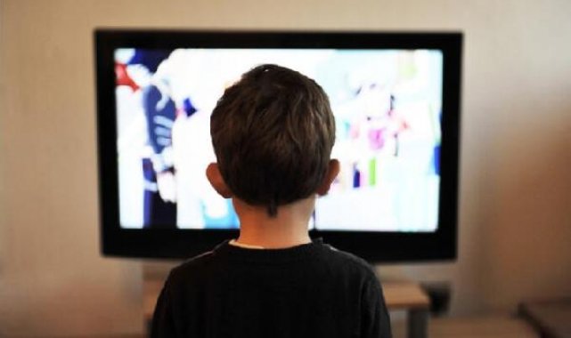 "Çocuğunuz yüksek sesle televizyon izliyorsa işitme kaybı olabilir"
