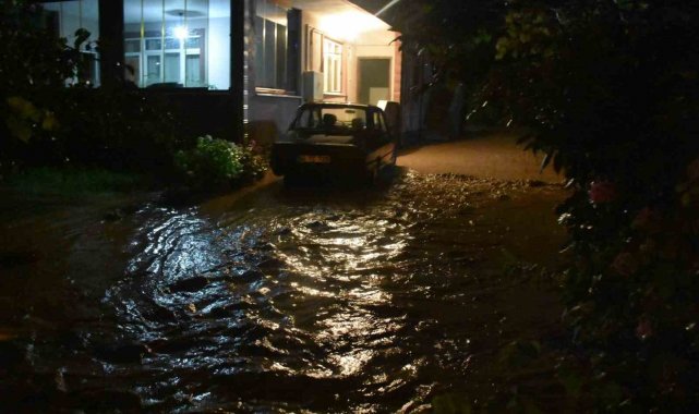 Sağanak yağış Hendek ilçesini de sular altında bıraktı