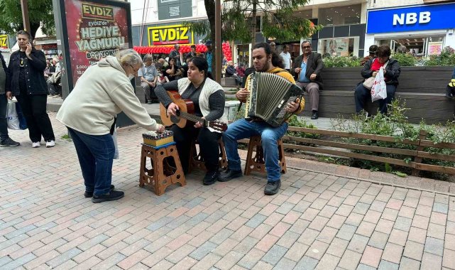 Sağanak yağış sonrası güneş açınca kent merkezi doldu taştı