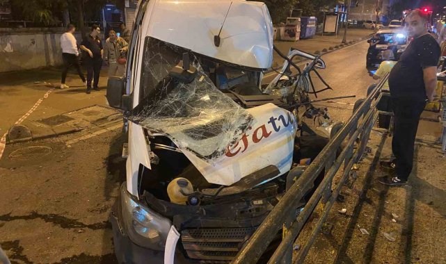 Sağmalcılar'da kontrolden çıkan servis aracı duvara çarptı: 1 yaralı