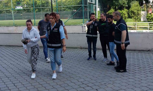 Sahte dolarla telefon satın alan sevgililer tutuklandı