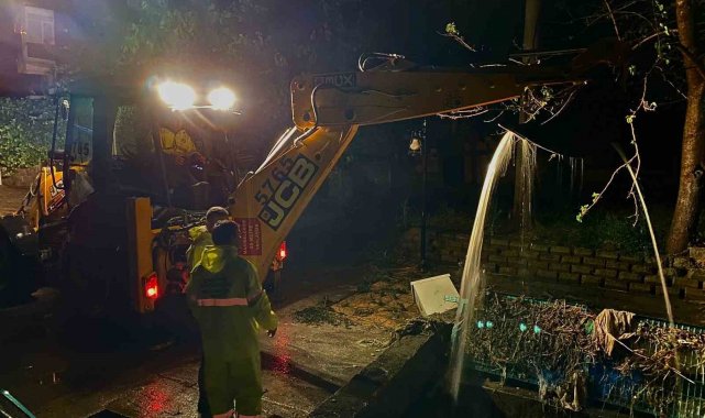 Sakarya Büyükşehir'den gece boyu sel mesaisi