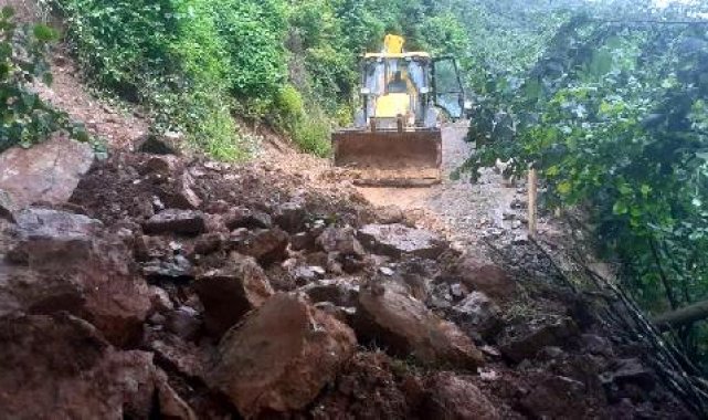 Sakarya'da heyelan; köy yolu kapandı