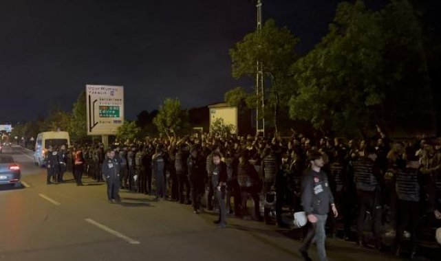 Samandıra'da toplanan Fenerbahçe taraftarından yumurtalı ve soğanlı protesto