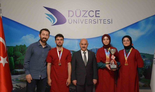 Şampiyon Geleneksel Türk Okçuları Rektörle bir araya geldi