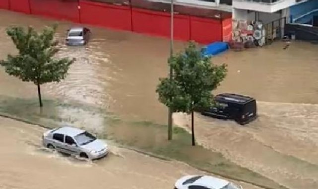 Samsun'da etkili sağanak su baskınına dönüştü