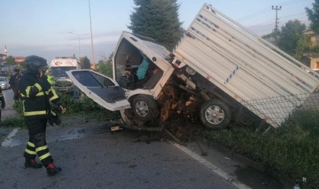 Samsun'da kamyonet refüjdeki ağaca çarptı: Baba-oğul yaralandı
