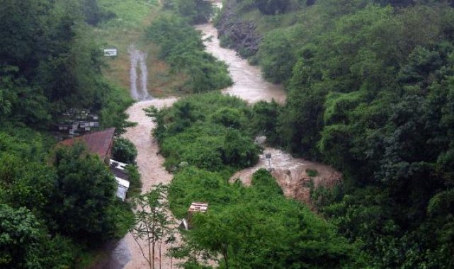 Samsun'da sağanak; yollar göle döndü, su baskınları yaşandı