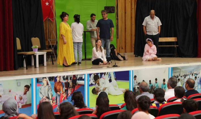 Şanlıurfa'da bağımlılıkla mücadele konulu tiyatro oyunu sahnelendi