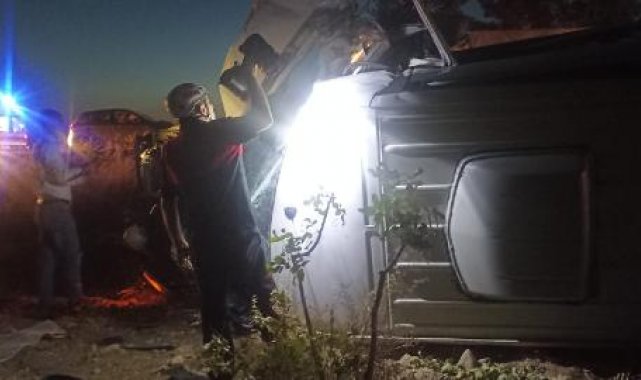 Şanlıurfa'da minibüs ile hafif ticari araç çarpıştı: 1 ölü, 10 yaralı