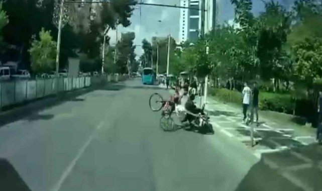 Şanlıurfa'da motosiklet ve bisikletin çarpışma anı kamerada