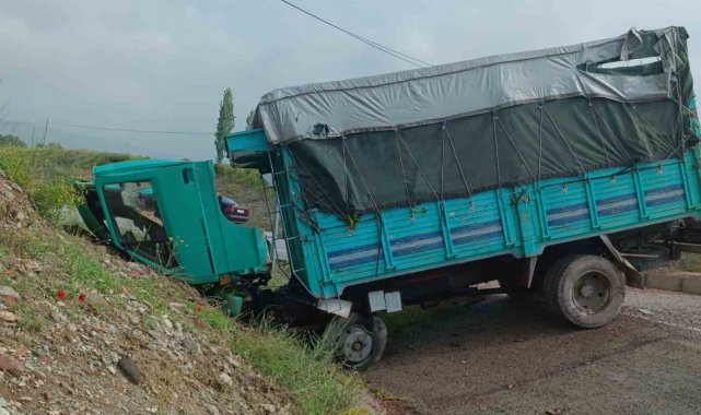 Şarampole giren kamyonette 2 kişi yaralandı