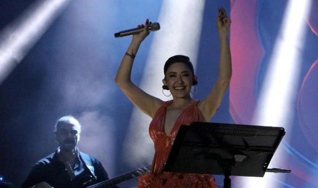 Şarkıcı Melek Mosso: Kalbi kırılan tek bir kardeşim varsa yürekten özür diliyorum