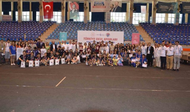 Satranç Türkiye Şampiyonası'nı kazanan sporcular madalyalarına kavuştu