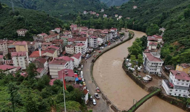 Sel, su baskınları ve heyelanların zarar verdiği Giresun'un Duroğlu Beldesi havadan görüntülendi