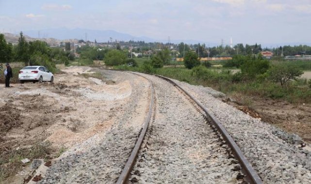 Selde çöken tren hattında onarım çalışması devam ediyor