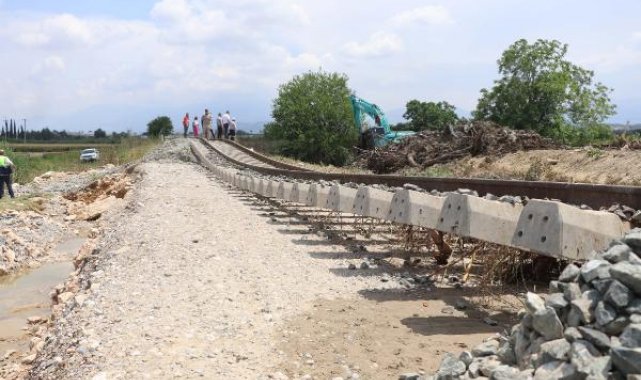 Selde tren hattı hasar gördü, olası faciayı vatandaşlar önledi