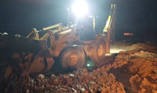 Selin sürüklediği kayalar yolları kapattı