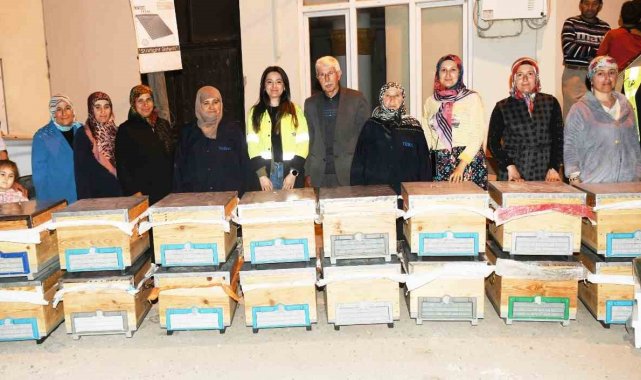 Sertifikalarını alan kursiyerlere içinde arı olan kovanlar dağıtıldı