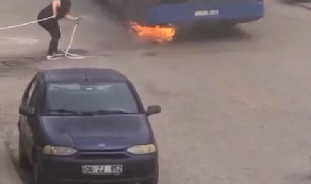 Seyir halinde alev alan belediye otobüsündeki yangını bahçe hortumuyla söndürdü; o anlar kamerada