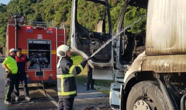 Seyir halinde alev alan TIR'ın çekici kısmı yanarak küle döndü
