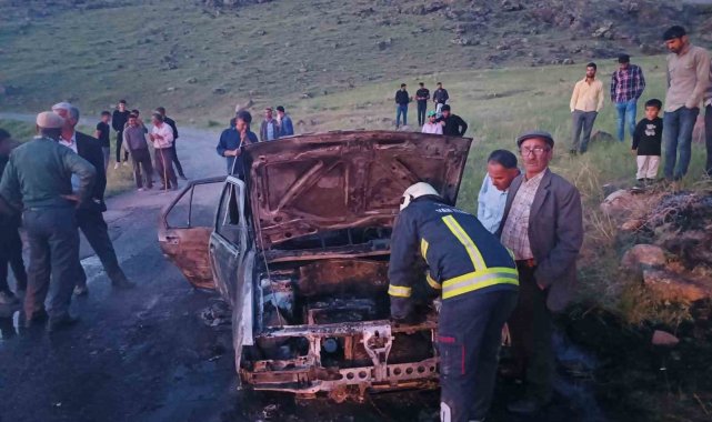 Seyir halindeki otomobil alev alev yandı