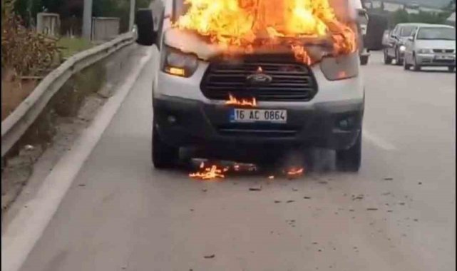 Seyir halindeki servis minibüsü alev alev yandı
