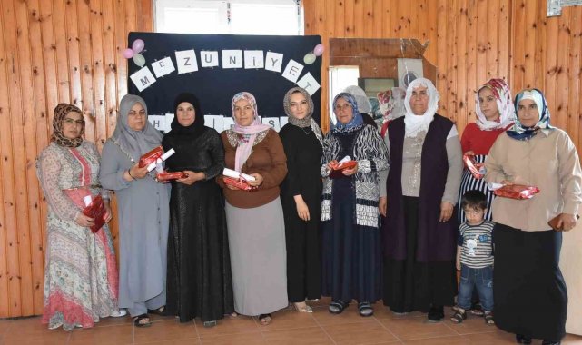 Siirt'te okuma yazma öğrenen kadınlar sertifika almanın mutluluğunu yaşadı