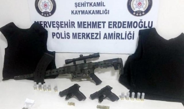Silah, çelik yelek ve uyuşturucu ele geçirilen otomobildeki 5 kişiye gözaltı