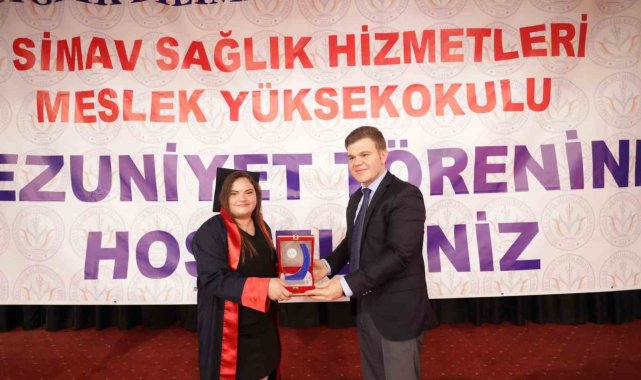 Simav Sağlık Hizmetleri Meslek Yüksekokulunda mezuniyet coşkusu