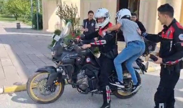 Sınava geç kalan öğrencilerin imdadına polis ekipleri yetişti