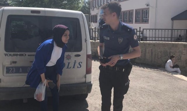 Sınava geç kalan vatandaşların yardımına polis ekipleri yetişti